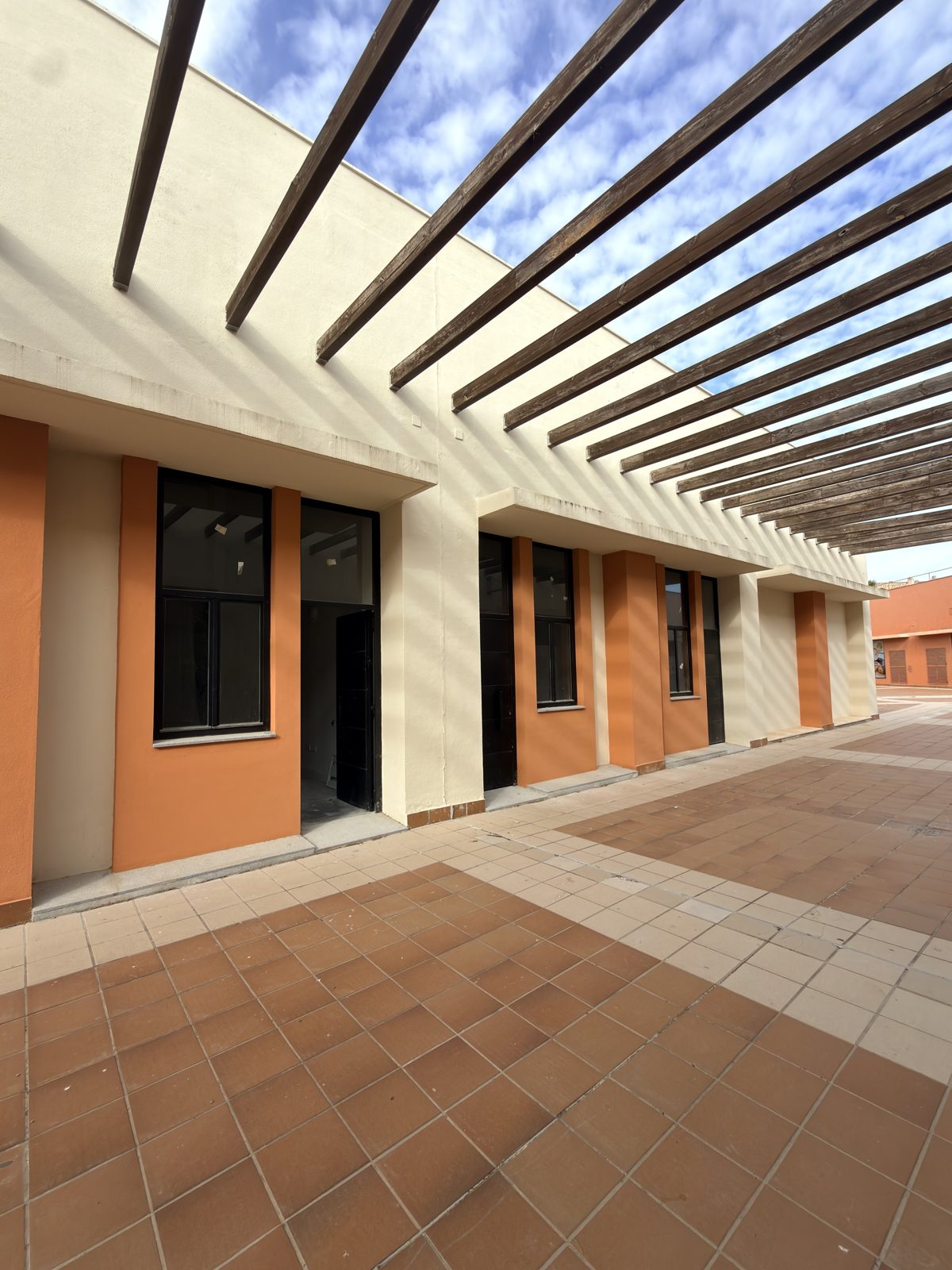 Galería exterior del centro comercial
