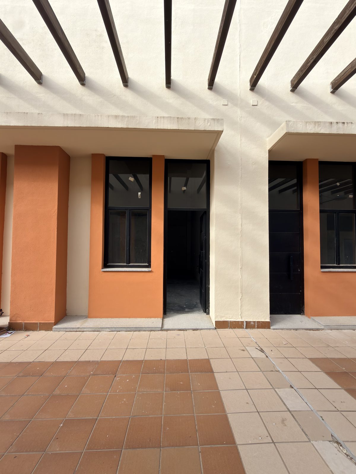 Fachada de los locales comerciales